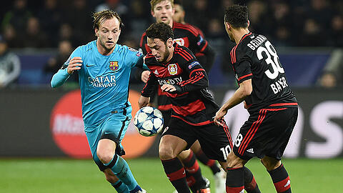 Torchancen ohne Ende hatte Bayer Leverkusen: Her setzt sich Hakan Calhanoglu (Mitte) gegen Ivan Rakitic (links) durch.