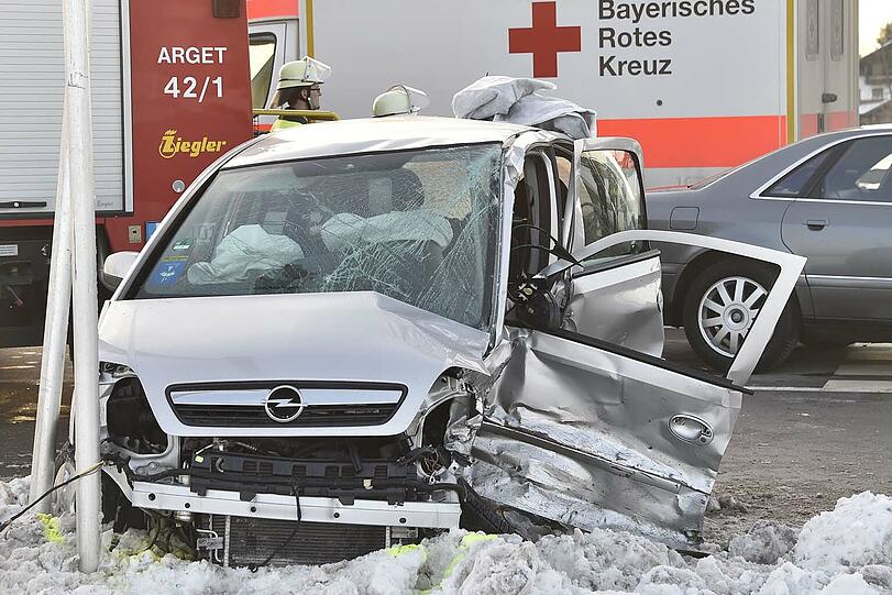 Tödlicher Unfall auf der B13: Nach einem Zusammenstoß starb ein Opel-Fahrer noch im Krankenwagen.