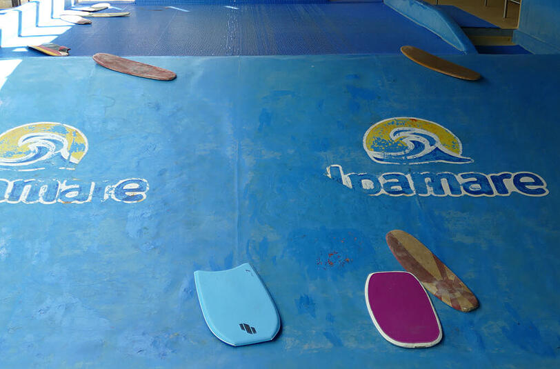 Kein Wasser, dafür etliche Body-Boards im Surfbereich des Alpamare.