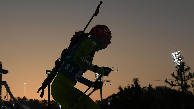 Wettkämpfe zu (fast) nachtschlafener Zeit: slowenische Biathletin beim abendlichen Training in Pyeongchang.