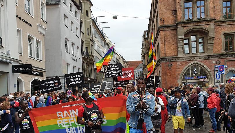 Die "Rainbow Refugees" bei der CSD-Parade Die "Rainbow Refugees" bei der CSD-Parade