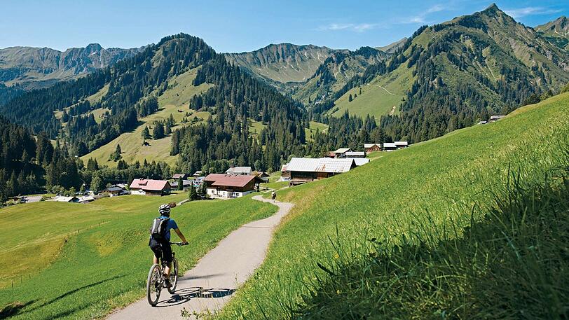 Entspannt rollt man nach Baad hinein.