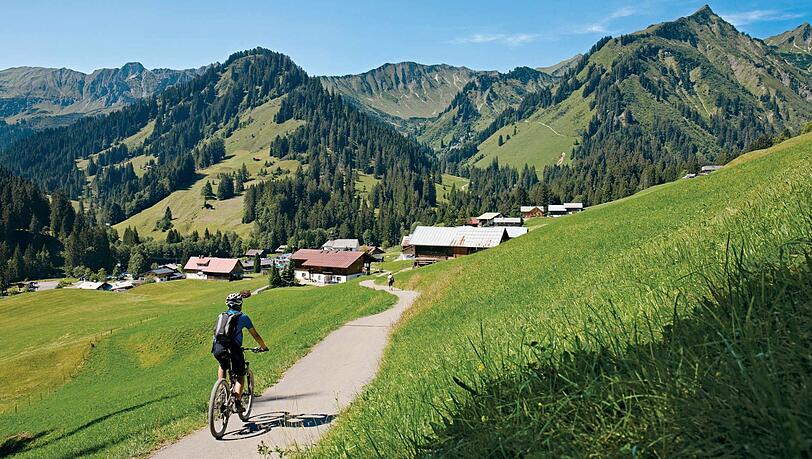 Entspannt rollt man nach Baad hinein. Entspannt rollt man nach Baad hinein.