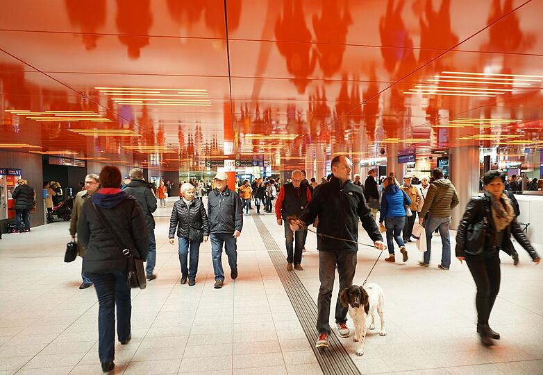 Eine spezielle LED-Lichttechnik sorgt für einen besonderen Lichteffekt im neuen Zwischengeschoss am Marienplatz.