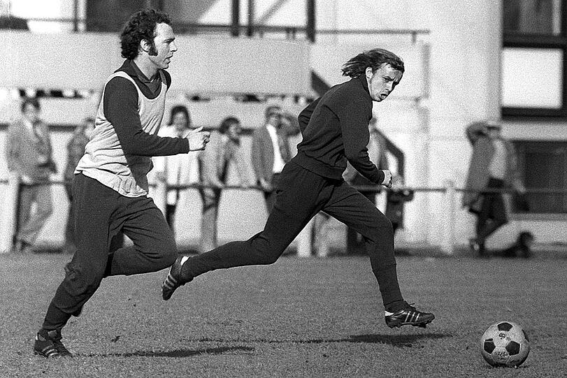 Franz Beckenbauer (li.) und Gernot Rohr (beide Bayern) beim Training.