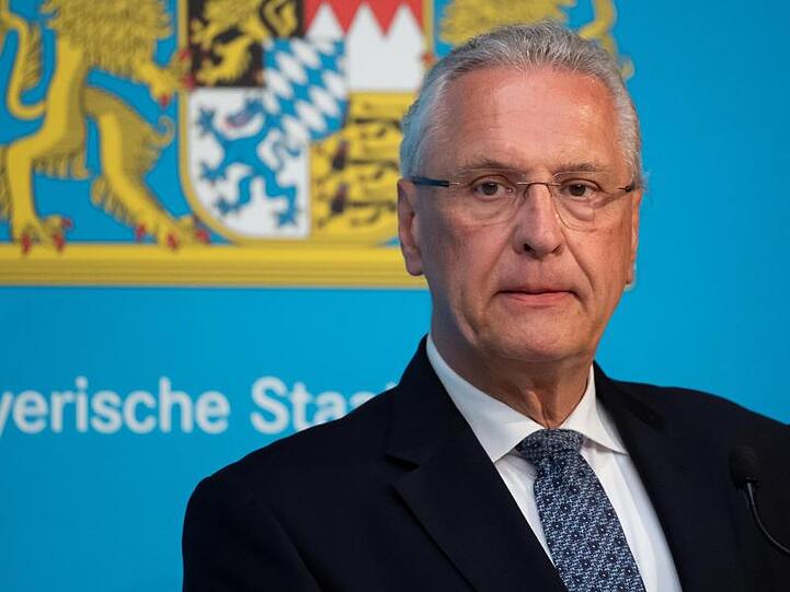 Joachim Herrmann (CSU) bei einer Pressekonferenz. Foto: Sven Hoppe/dpa-POOL/dpa/Archivbild