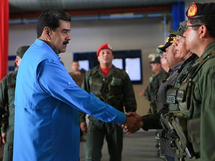 Nicolás Maduro schüttelt einem Soldaten die Hand. Kann Maduro weiterhin auf die Rückendeckung des mächtigen Militärs setzen?