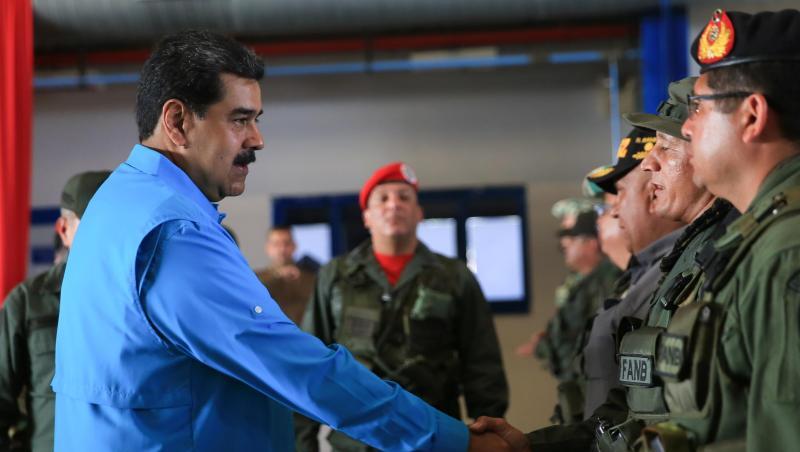 Nicolás Maduro schüttelt einem Soldaten die Hand. Kann Maduro weiterhin auf die Rückendeckung des mächtigen Militärs setzen? Nicolás Maduro schüttelt einem Soldaten die Hand. Kann Maduro weiterhin auf die Rückendeckung des mächtigen Militärs setzen?