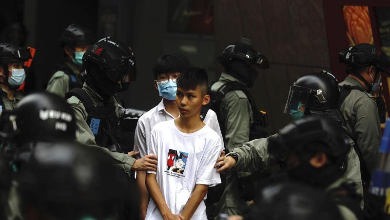 Bereitschaftspolizisten halten im Zentrum von Hongkong zwei junge Demonstranten fest. Bereitschaftspolizisten halten im Zentrum von Hongkong zwei junge Demonstranten fest.