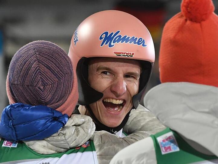 Karl Geiger, Skispringer aus Deutschland, jubelt mit seinen Teamkollegen in Oberstdorf. Foto: Angelika Warmuth/dpa