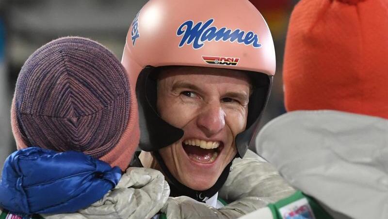 Karl Geiger, Skispringer aus Deutschland, jubelt mit seinen Teamkollegen in Oberstdorf. Foto: Angelika Warmuth/dpa Karl Geiger, Skispringer aus Deutschland, jubelt mit seinen Teamkollegen in Oberstdorf. Foto: Angelika Warmuth/dpa