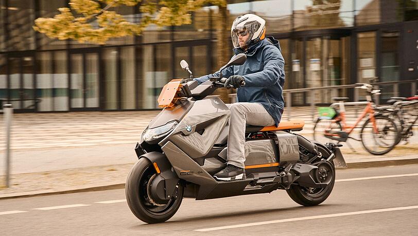 Ungewöhnliche Formen und Proportionen: der neue BMW-Elektroroller CE 04. Ungewöhnliche Formen und Proportionen: der neue BMW-Elektroroller CE 04.