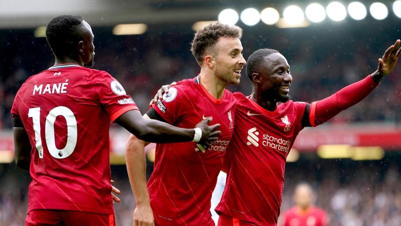 Der FC Liverpool um Sadio Mané, Diogo Jota und Keita Naby (l-r) ist top in Form.