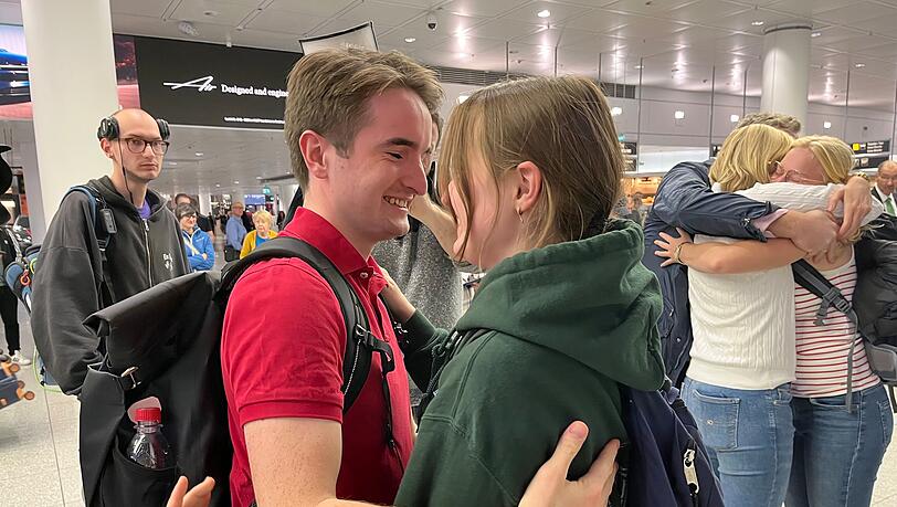Abiturientin Elisabeth (18) wird von ihrem Bruder Julian (21, Mathematik-Student) abgeholt.