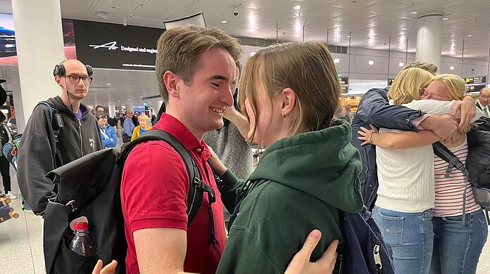 Abiturientin Elisabeth (18) wird von ihrem Bruder Julian (21, Mathematik-Student) abgeholt.