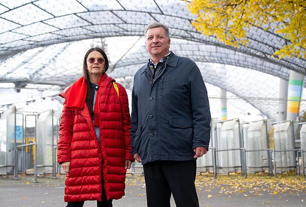 Elisabeth Merk und Christian Bernreiter (CSU) vor dem Münchner Olympiastadion. Elisabeth Merk und Christian Bernreiter (CSU) vor dem Münchner Olympiastadion.