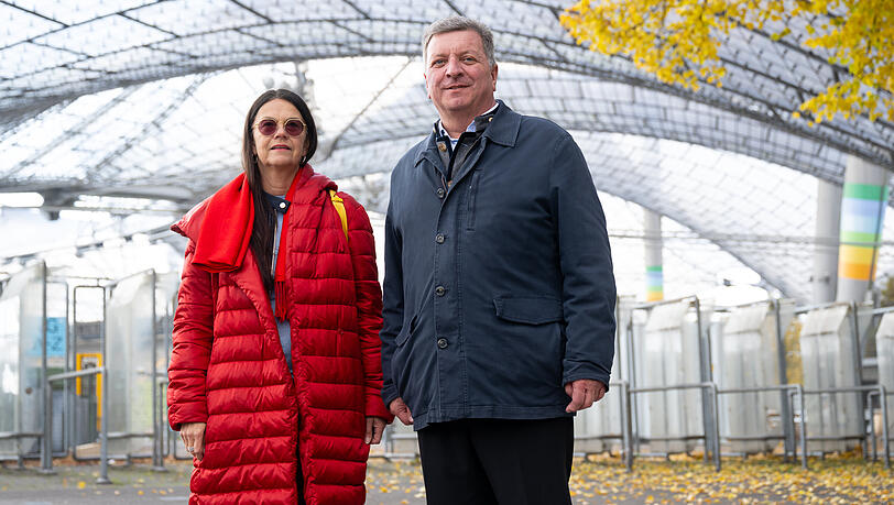 Elisabeth Merk und Christian Bernreiter (CSU) vor dem Münchner Olympiastadion. Elisabeth Merk und Christian Bernreiter (CSU) vor dem Münchner Olympiastadion.