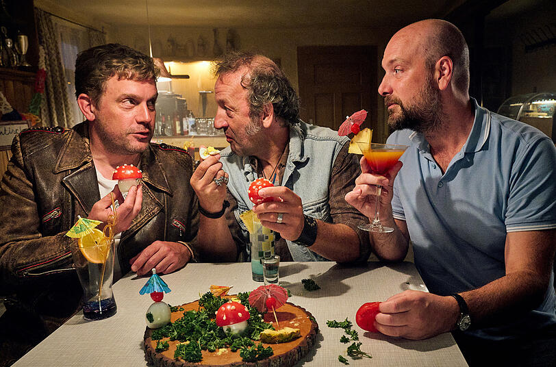 Zinner in seiner Rolle als Metzger Simmerl (rechts) im Eberhofer-Krimi "Guglhupfgeschwader" mit seinen Spezln aus dem fiktiven Niederkaltenkirchen – dem Dorfpolizist Franz Eberhofer (Sebastian Bezzel, links) und Wirt Wolfi (Max Schmidt). Zinner in seiner Rolle als Metzger Simmerl (rechts) im Eberhofer-Krimi "Guglhupfgeschwader" mit seinen Spezln aus dem fiktiven Niederkaltenkirchen – dem Dorfpolizist Franz Eberhofer (Sebastian Bezzel, links) und Wirt Wolfi (Max Schmidt).