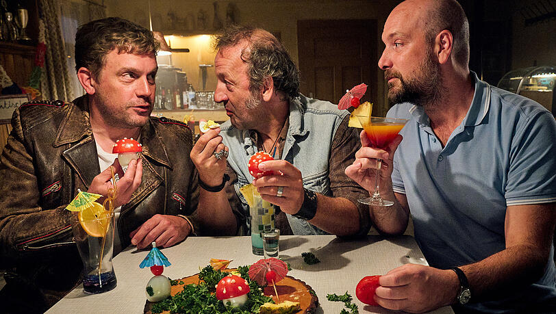 Zinner in seiner Rolle als Metzger Simmerl (rechts) im Eberhofer-Krimi "Guglhupfgeschwader" mit seinen Spezln aus dem fiktiven Niederkaltenkirchen – dem Dorfpolizist Franz Eberhofer (Sebastian Bezzel, links) und Wirt Wolfi (Max Schmidt). Zinner in seiner Rolle als Metzger Simmerl (rechts) im Eberhofer-Krimi "Guglhupfgeschwader" mit seinen Spezln aus dem fiktiven Niederkaltenkirchen – dem Dorfpolizist Franz Eberhofer (Sebastian Bezzel, links) und Wirt Wolfi (Max Schmidt).