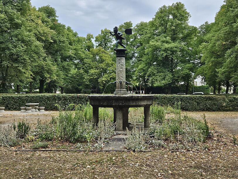 Rund um den Sch&uuml;leinbrunnen wurden neue B&auml;nke aufgestellt. In der kleinen Gr&uuml;nanlage gibts auch einen Spielplatz.