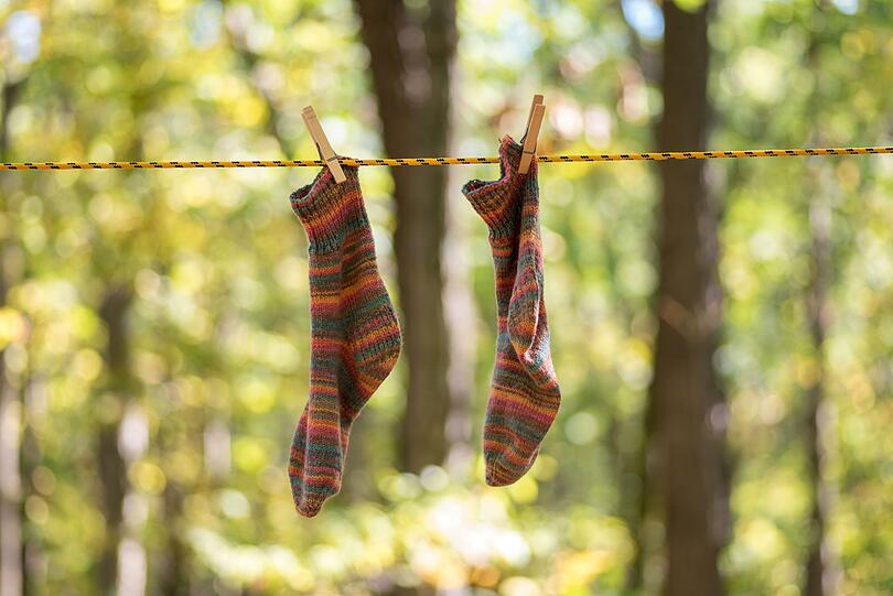 Bevor Sie Klamotten aus Wolle waschen, sollten Sie sich immer fragen: Ist das wirklich nötig? Wolle hat selbstreinigende Eigenschaften. Oft genügt es, sie über Nacht draußen auszulüften, wenn keine deutlichen Flecken darauf zu sehen sind. Als Faustregel sagt man, dass es genügt, sie nach jedem vierten Tragen zu waschen. Bevor Sie Klamotten aus Wolle waschen, sollten Sie sich immer fragen: Ist das wirklich nötig? Wolle hat selbstreinigende Eigenschaften. Oft genügt es, sie über Nacht draußen auszulüften, wenn keine deutlichen Flecken darauf zu sehen sind. Als Faustregel sagt man, dass es genügt, sie nach jedem vierten Tragen zu waschen.