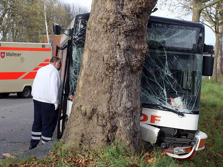 Der verunglückte Bus an einer Straße in Jülich.