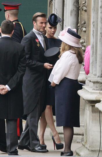 Die ersten Gäste kommen an der Westminster Abbey an: Fußballstar David Beckham mit seiner Frau Victoria.