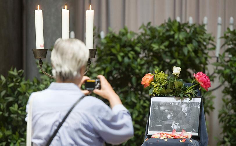 Freunde und Fans haben am Donnerstag in
München Abschied von dem Schauspieler Günther Kaufmann genommen. In
der Aussegnungshalle des Nordfriedhofs lagen Kondolenzbücher aus.
