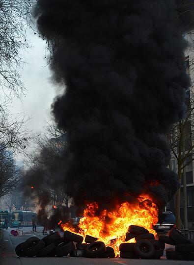 Der Protesttag der kapitalismuskritischen Blockupy-Bewegung hat in Frankfurt mit einer Welle der Gewalt begonnen