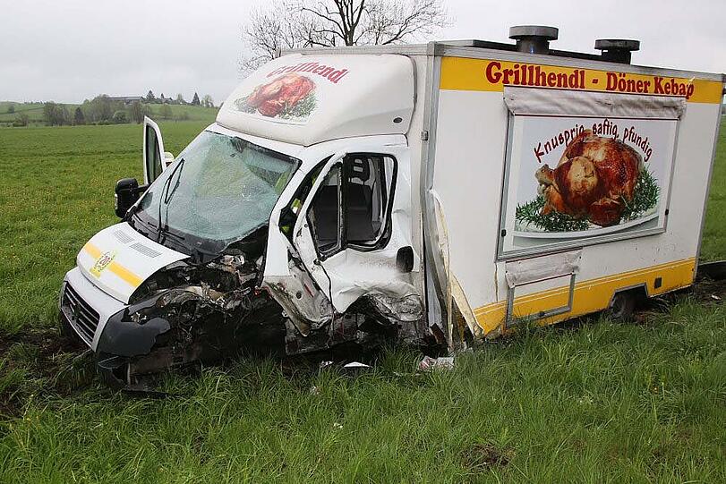 Mit voller Wucht krachten der Mercedes und der VW-Kastenwagen zusammen. Mindestens eine Person wurde bei dem Unfall schwer verletzt.