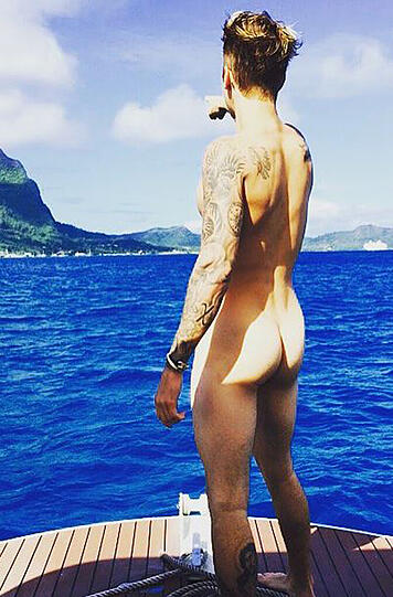 Ernst damit machte JUSTIN BIEBER, der sich via Instagram nackt von hinten auf einem Boot zeigte und damit viel Aufsehen erregte. Fürs Po-Posieren erntete er auch einigen Spott. Medienberichten zufolge relaxte der kanadische Popstar auf Bora Bora.