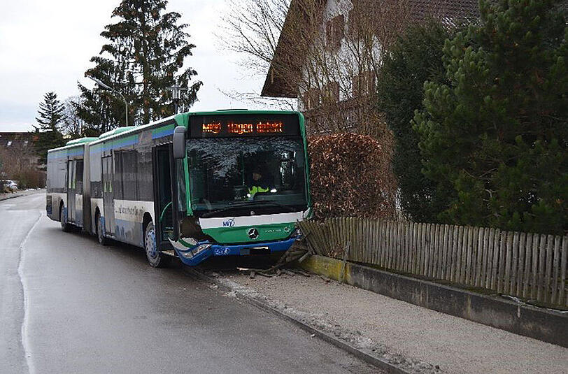 Bei dem Busunfall in Planegg verletzten sich zwei Personen. Eine Frau stürzte in eine Glasscheibe.