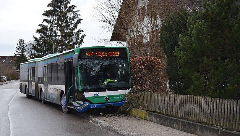 Bei dem Busunfall in Planegg verletzten sich zwei Personen. Eine Frau stürzte in eine Glasscheibe. Bei dem Busunfall in Planegg verletzten sich zwei Personen. Eine Frau stürzte in eine Glasscheibe.