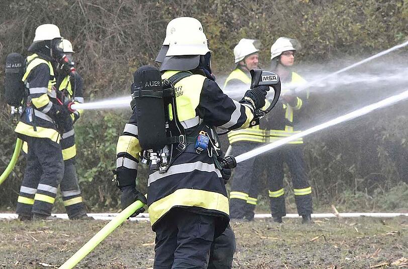 Der Feuerwehreinsatz in Weichs dauerte mehrere Stunden lang an. Eine Lagerhalle mit Strohballen brannte beinahe komplett ab. Die Bilder.