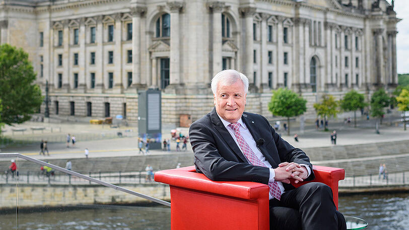 Horst Seehofer beim Sommerinterview der ARD. Im Hintergrund der Reichstag.