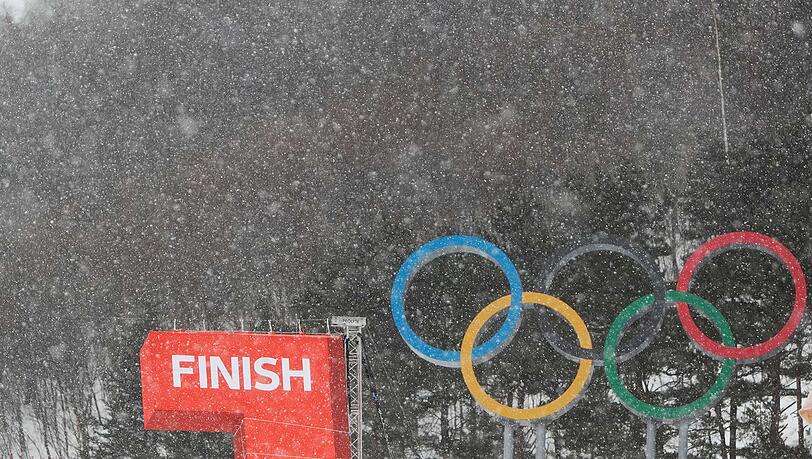 Nix war's, mit einer geordneten Zielankunft beim Damen-Slalom. Wegen heftiger Winde wurde das Rennen abgesagt. Nix war's, mit einer geordneten Zielankunft beim Damen-Slalom. Wegen heftiger Winde wurde das Rennen abgesagt.