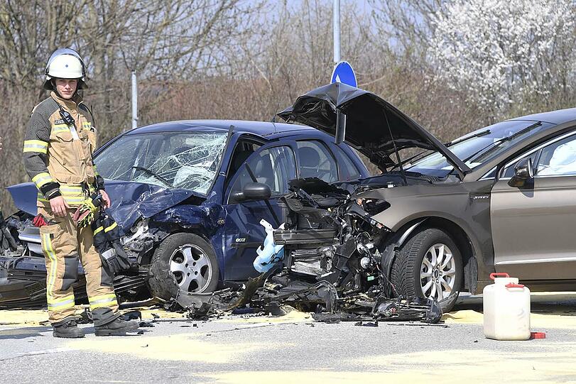 Am Dienstagvormittag ist es zu einem heftigen Unfall auf der B 741 gekommen. Beide Fahrzeuge wurden dabei schwerst beschädigt, die Fahrzeuginsassen kamen glimpflich davon.