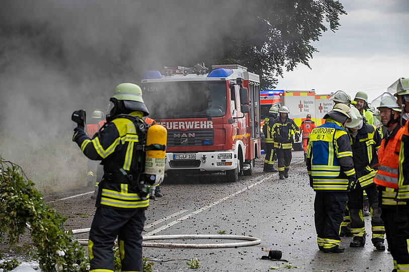 Trümmerfeld auf der B 304 - die Feuerwehr hatte alle Hände voll zu tun. Bilder vom Bergungseinsatz.