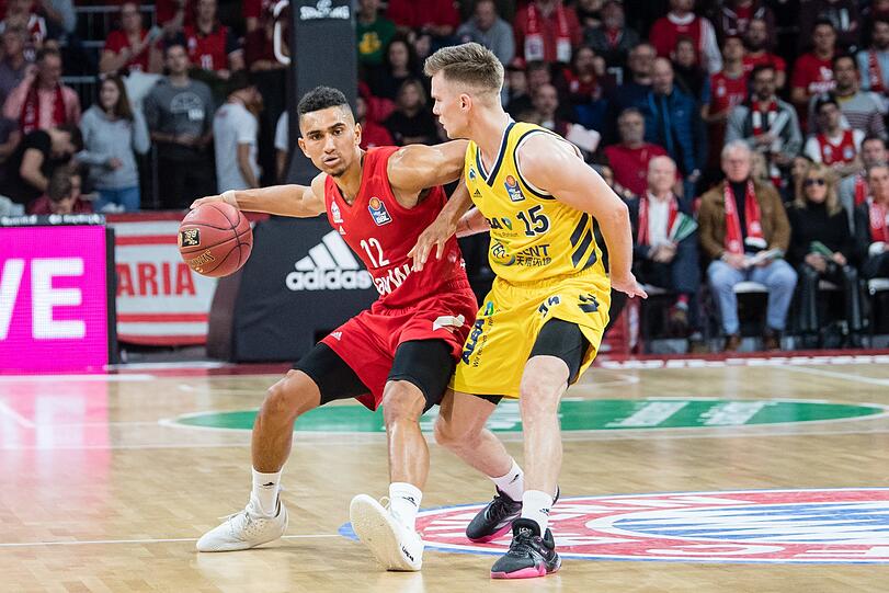 Bayerns Maodo Lo (l.) und Martin Hermannsson von Alba Berlin kämpfen um den Ball.
