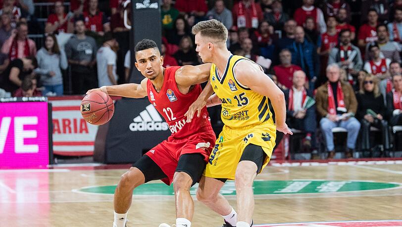 Bayerns Maodo Lo (l.) und Martin Hermannsson von Alba Berlin kämpfen um den Ball. Bayerns Maodo Lo (l.) und Martin Hermannsson von Alba Berlin kämpfen um den Ball.