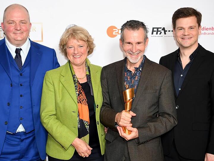 Mit Lola: Moderator Jörg Thadeusz (l-r), Kulturstaatsministerin Monika Grütters Ulrich Matthes, Präsident der Deutschen Filmakademie und Benjamin Herrmann, Vorstandsvorsitzender der Filmakademie.