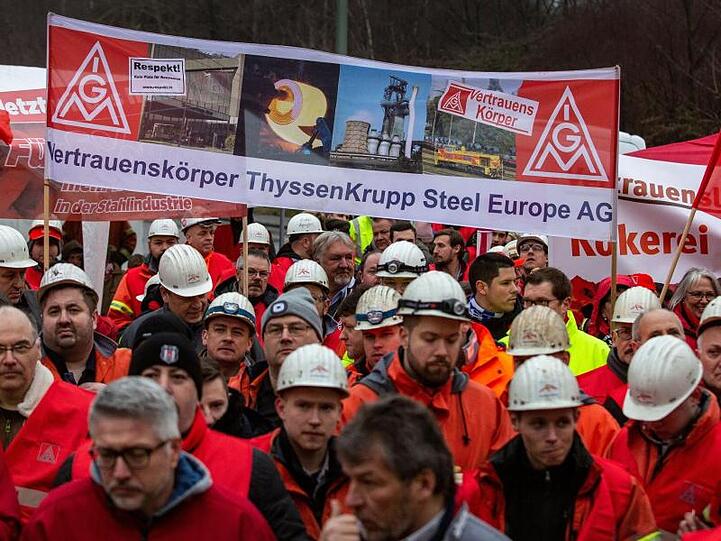 Warnstreik der IG Metall vor den Toren von ArcelorMittal in Duisburg.