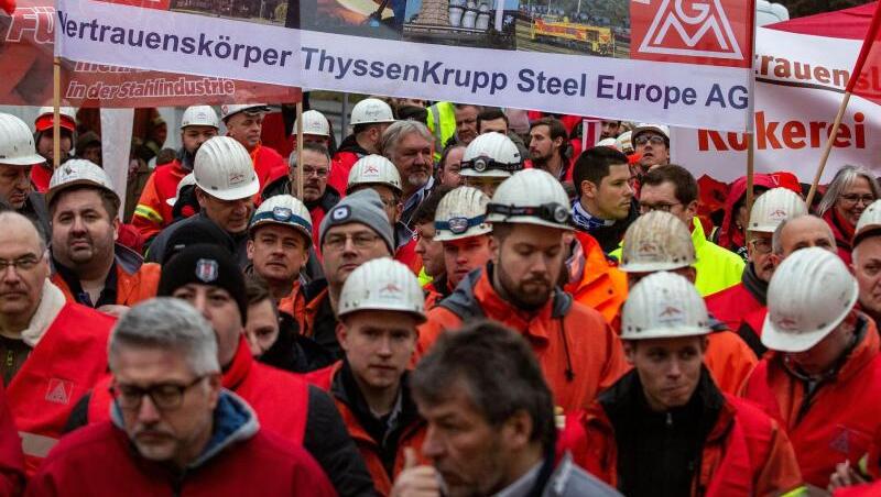 Warnstreik der IG Metall vor den Toren von ArcelorMittal in Duisburg. Warnstreik der IG Metall vor den Toren von ArcelorMittal in Duisburg.