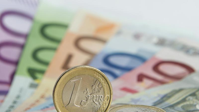 Euro-Münzen auf Euro-Banknoten. Foto: Daniel Reinhardt/dpa/Symbolbild Euro-Münzen auf Euro-Banknoten. Foto: Daniel Reinhardt/dpa/Symbolbild