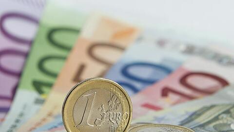 Euro-Münzen auf Euro-Banknoten. Foto: Daniel Reinhardt/dpa/Symbolbild