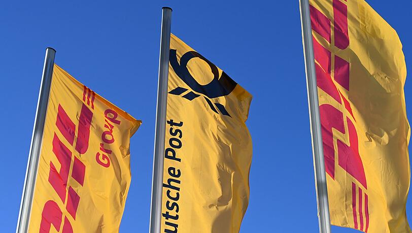 Eine Deutsche-Post-Fahne an der Konzernzentrale umrahmt von DHL-Fahnen. So soll es bleiben. Eine Deutsche-Post-Fahne an der Konzernzentrale umrahmt von DHL-Fahnen. So soll es bleiben.