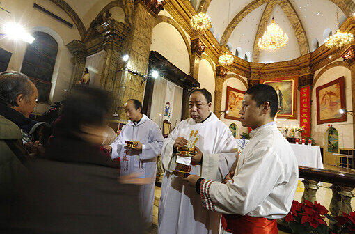 In Chinas Hauptstadt Beijing versammelt sich die katholische Gemeinde in und um die Xuanwumen-Kirche.