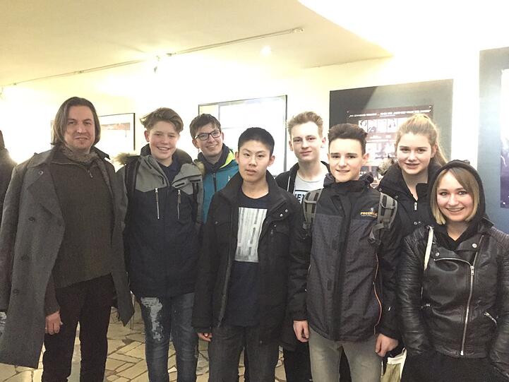 Die Filmgruppe der "Jungen Kritiker" im Foyer des Gabriel-Kinos mit ihrem Lehrer.