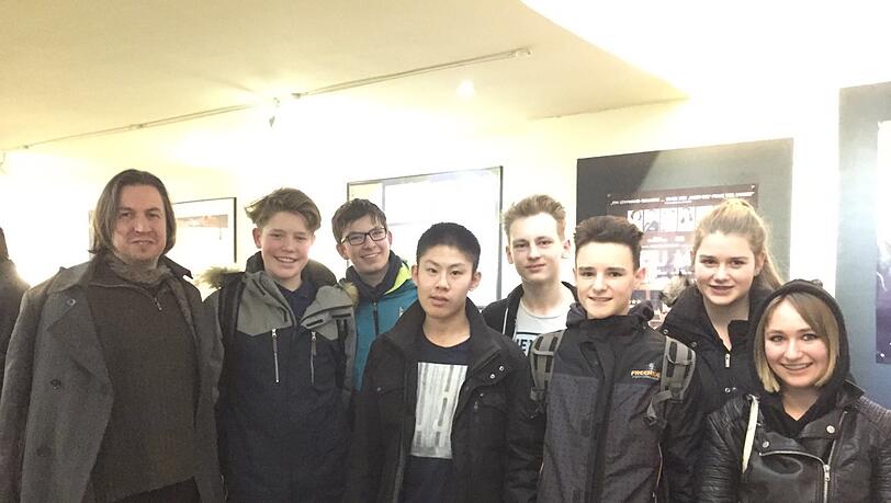 Die Filmgruppe der "Jungen Kritiker" im Foyer des Gabriel-Kinos mit ihrem Lehrer. Die Filmgruppe der "Jungen Kritiker" im Foyer des Gabriel-Kinos mit ihrem Lehrer.
