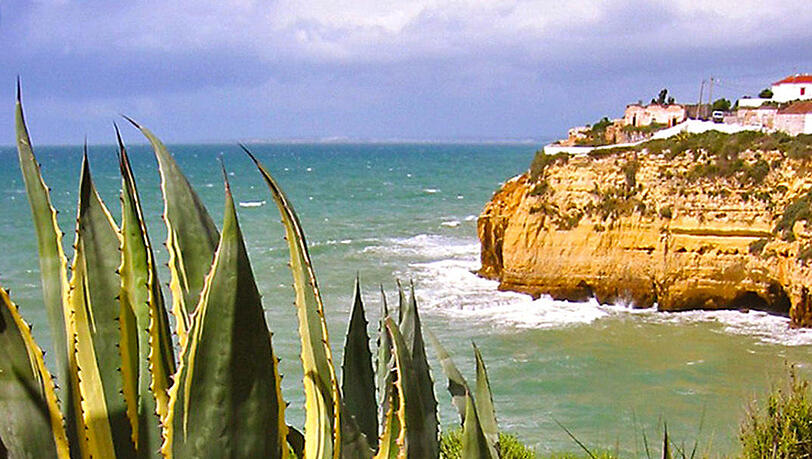 Algarve-Küste bei Carvoeiro. Algarve-Küste bei Carvoeiro.